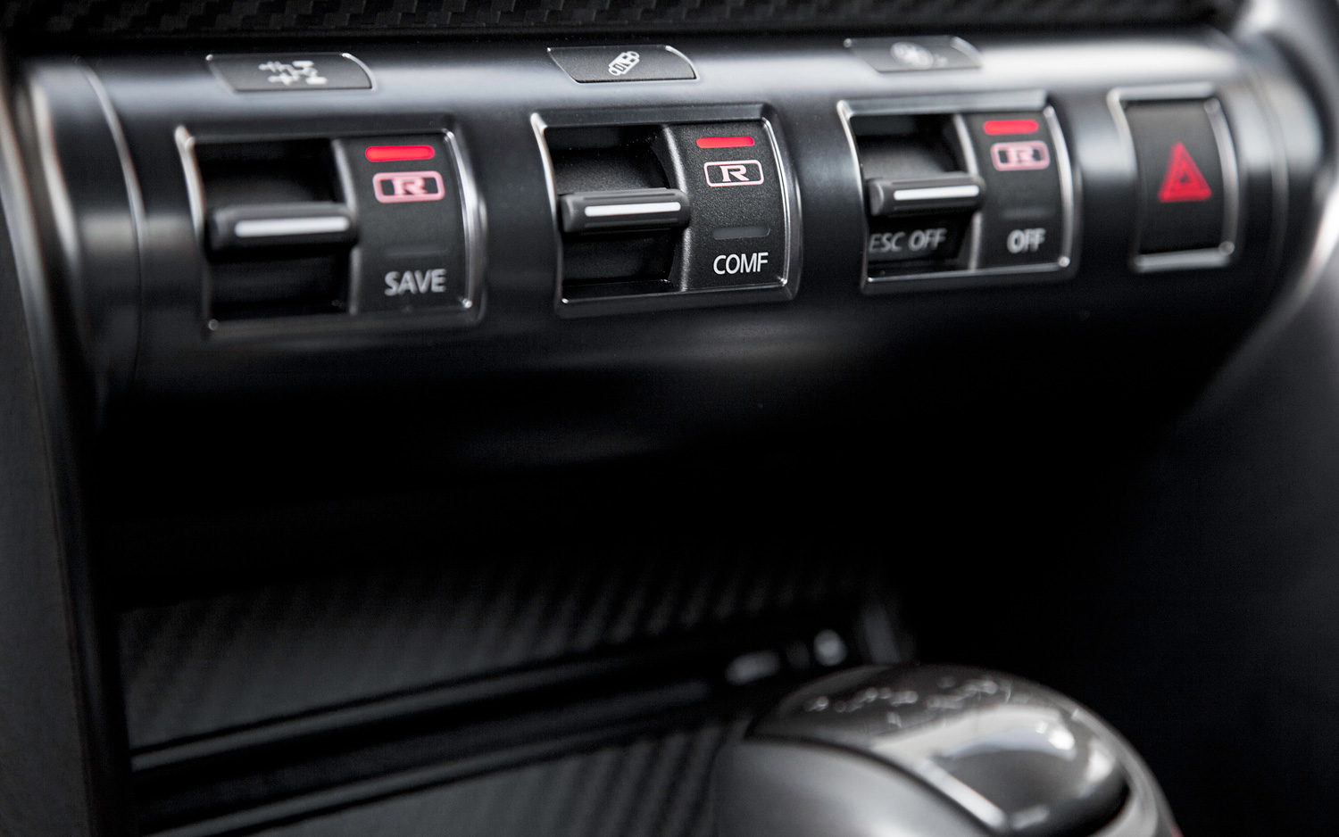 2013-Nissan-GT-R-Black-Edition-comfort-settings